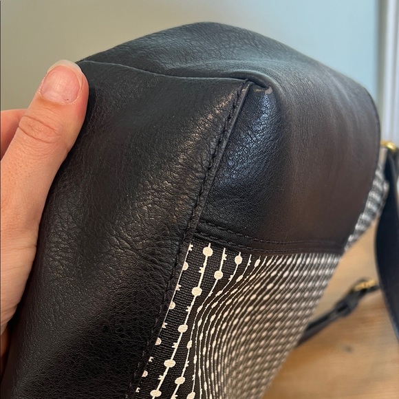 Black and White Patterned Fossil Bag - Picture 6 of 6